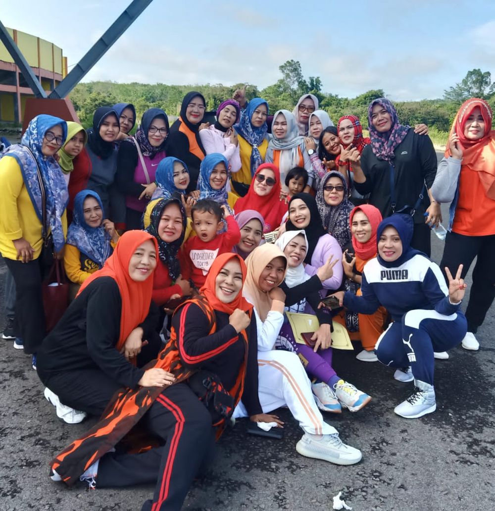 Ketua DPC Srikandi PP Tebo bersama instruktur senam dan organisasi wanita lainnya serta peserta senam berpoto bersama ketua TP PKK Tebo usai senam