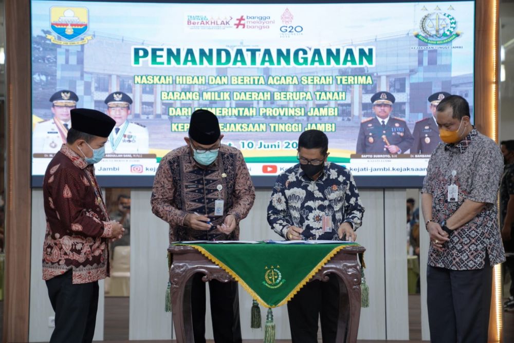 Penandatanganan dan Penyerahan Hibah Barang Milik Daerah berupa Tanah Milik Pemerintah Provinsi Jambi kepada Kejaksaan Tinggi Jambi, yang berlangsung di Aula Lantai 4 Gedung Baru Kejaksaan Tinggi Jambi, Jum'at (10/06/2022).