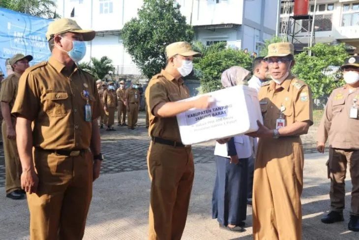 Wakil Gubernur Jambi Abdullah Sani menyerahkan vaksin PMK kepada petugas Kesehatan Hewan Kabupaten Tanjab Barat. (foto/Diskominfo)