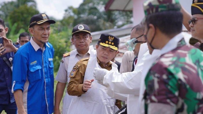 Al Haris saat melakukan Peninjauan Vaksinasi PMK, bertempat di Desa Mekar Sari Kecamatan Kumpeh Kabuapten Muaro Jambi, Selasa (05/07/2022).