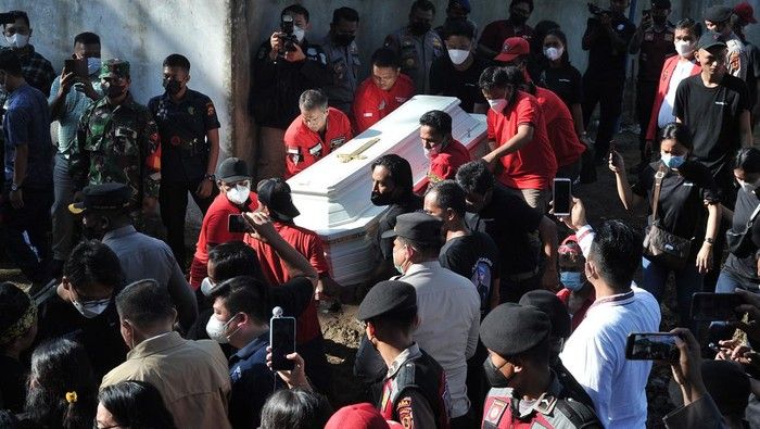 Proses Pembongkaran  jenazah Brigadir Yoshua untuk dilakukan otopsi ulang 