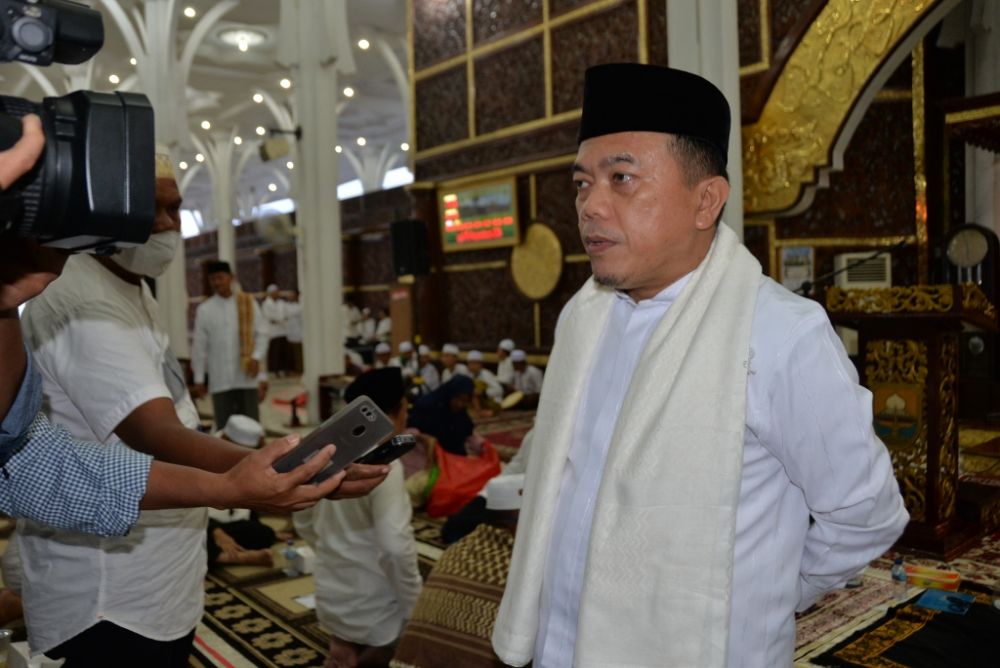 Mengikuti Doa dan Zikir Bersama dalam rangka Doa dan Zikir Akhir Tahun 1443 Hijriyah, yang berlangsung di Masjid Agung Al-Falah Jambi, Jum’at, (29/07/2022).
