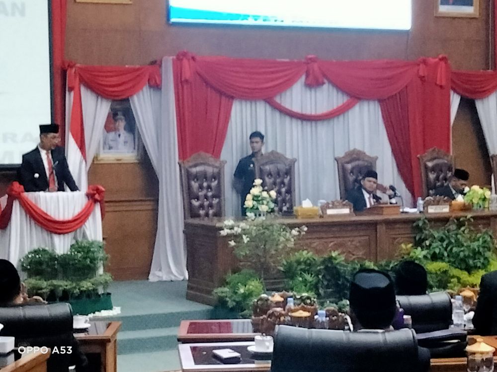 Pj Bupati menyampaikan jawaban eksekutif