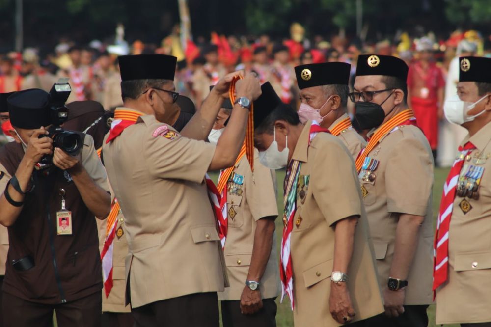 Penghargaan Lencana Melati dari Kwartir Nasional (Kwarnas) Gerakan Pramuka tersebut disematkan secara langsung oleh Ketua Kwarnas Gerakan Pramuka, Komjen Pol (Purn) Drs.Budi Waseso kepada Sani. Sani selaku Wakil Ketua Majelis Pembimbing Daerah (Waka Mabida) Gerakan Pramuka Kwartir Daerah Jambi