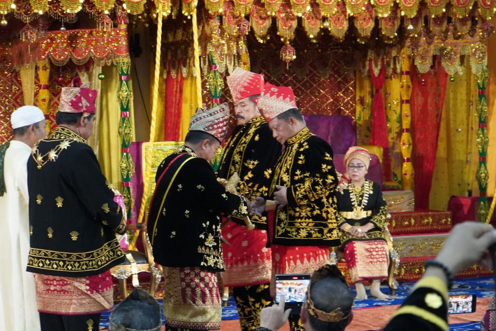 Menteri Dalam Negeri RI, Jenderal Polisi (Purn) Prof.Drs.H.Tito Karnavian,M.A.,Ph.D., dan Jaksa Agung RI, Prof.Dr.H.Sanitiar Burhanuddin,S.H.,M.M.,M.H., mendapatkan gelar adat dari Lembaga Adat Melayu (LAM) Provinsi Jambi. Penganugerahaan gelar adat berlangsung di Balai Adat Balairung Sari Provinsi Jambi, Sabtu (27/08/2022).