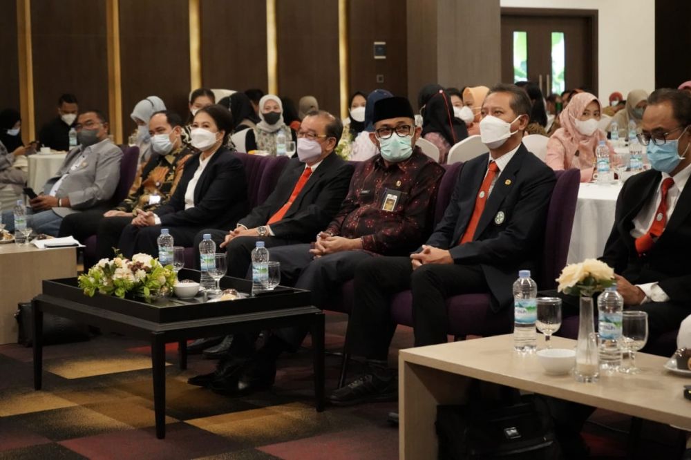 Sekda pada Seminar dan Pelantikan Perhimpunan Rumah Sakit Seluruh Indonesia (PERSI) serta Majelis Kehormatan Etik Rumah Sakit (MAKERSI) Wilayah Jambi Periode 2022-2025, yang berlangsung di Hotel BW Luxury Jambi, Sabtu (03/09/2022).