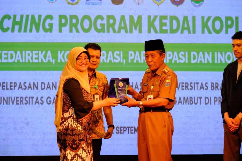 Lepas Sambut Mahasiswa Universitas Brawijaya dan Universitas Gadjah Mada dalam Program KEDAI KOPI BRGM (Badan Restorasi Gambut dan Mangrove) di Provinsi Jambi, bertempat di Auditorium Rumah Dinas Gubernur Jambi, Senin (12/09/2022).