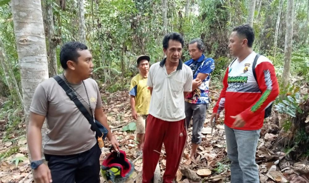 Oknum guru ngaji cabul mengenakan baju putih 