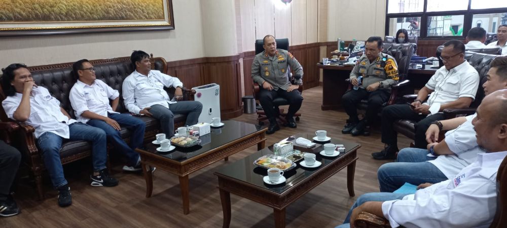 Pengurus Serikat Media Siber Indonesia (SMSI) Provinsi Jambi menyambangi Polda Jambi, Senin (10/10/2022).