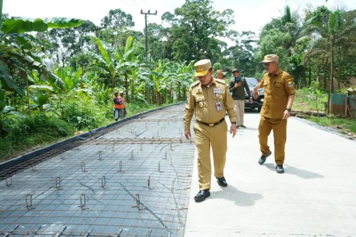 Gubernur Jambi Al Haris saat meninjau jalan khusus angkutan berat di kawasan pelabuhan, gudang dan pabrik CPO di Kumpeh hingga Kuas Kandis, Kabupaten Muaro Jambi