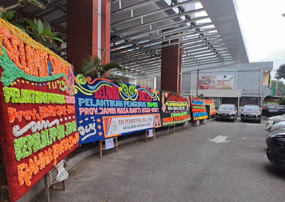 Papan Ucapan Pelantikan SMSI Provinsi Jambi di depan Hotel Aston Jambi 
