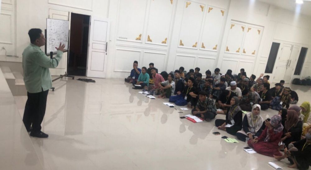 Kemas Alfarabi saat menjadi pemateri pada Pelatihan Kader Dasar (PKD) ke VII Pergerakan Mahasiswa Islam Indonesia (PMII)