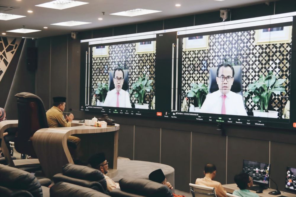 Rapat secara Virtual Bersama Kementerian Dalam Negeri RI dan Kementerian Kesehatan RI dalam rangka Pencabutan Pemberlakukan Pembatasan Kegiatan Masyarakat (PPKM), yang berlangsung di ruang Jambi Data Analtitik Centre (JDAC) Kantor Gubernur Jambi, Senin (02/01/2023).