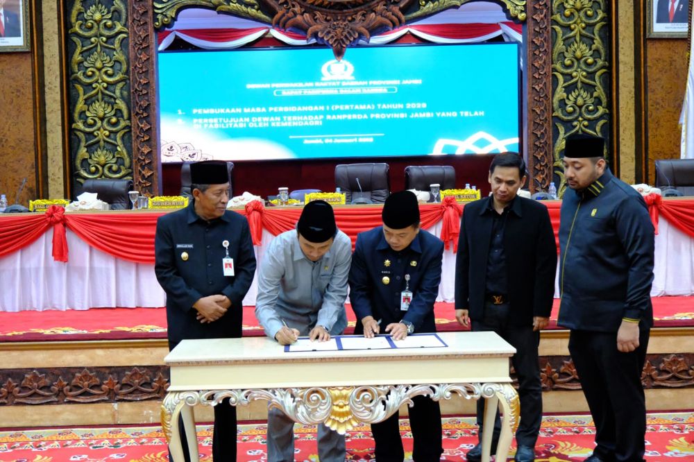 Dewan terhadap 5 Ranperda Provinsi Jambi, yang berlangsung di Ruang Rapat Paripurna DPRD Provinsi Jambi, Rabu (04/01/2023) malam.