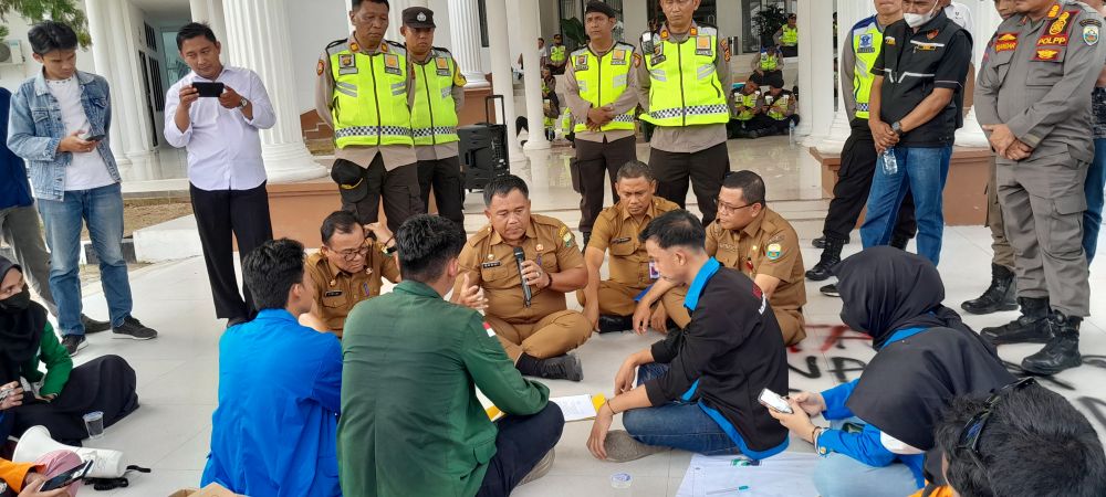 Sekda Budi menemui mahasiswa.