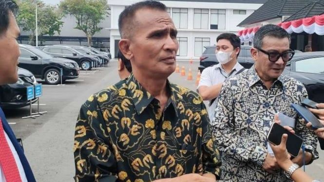 Ayah Almarhum Nofriansyah Yosua Hutabarat yakni Samuel Hutabarat 
