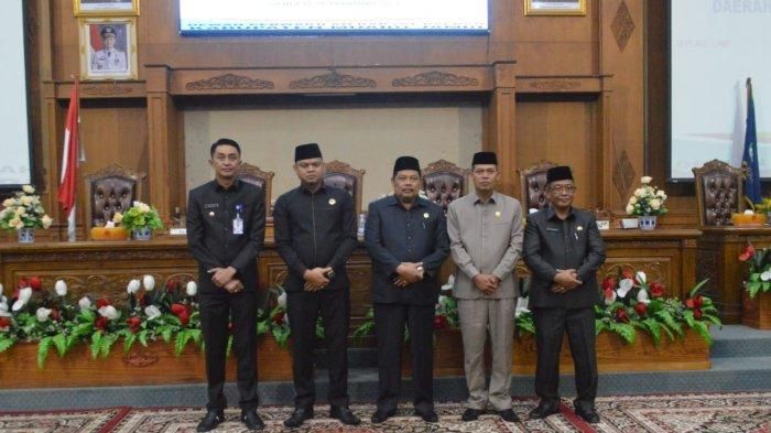 Ketua DPRD Muarojambi Yuli Setia Bhakti Wakil Ketua I dan II foto bersama Pj Bupati
