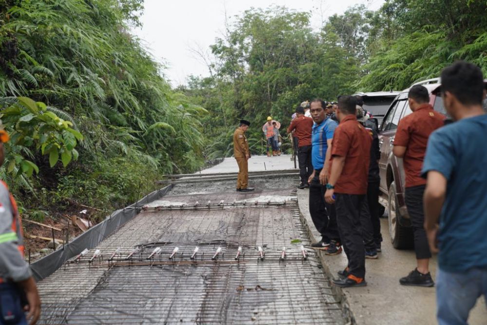Gubernur Jambi Al Haris meninjau pembangunan jalan Batang Asai.