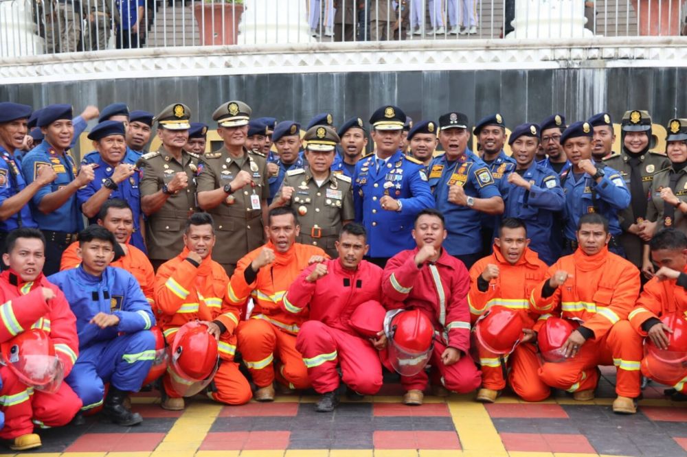 Gubernur Jambi bersama Satpol PP dan Damkar. 