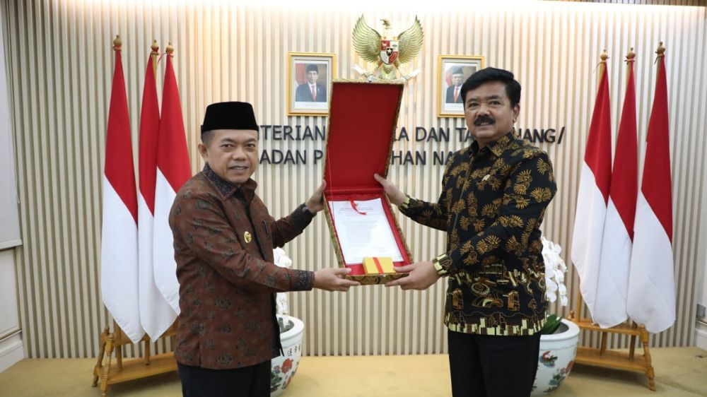 Gubernur Jambi Al Haris terima revisi Rancangan Tata Ruang Wilayah (RTRW) Provinsi Jambi dari Kementerian Agraria dan Tata Ruang/ Badan Pertanahan Nasional (ATR/BPN), Senin (20/3).
Kategori: Jambi Mantap
