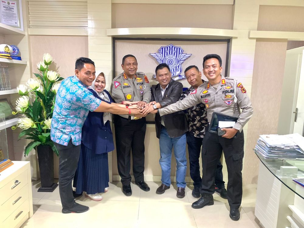 Kedatangan Anggota DPRD Abun yani Bersama Rekannya Nur Tri kadarini dan Samsul Ridwan ini disambut langsung Dirlantas Polda Jambi Kombes Pol Dhafi didampingi Wadirlantas.