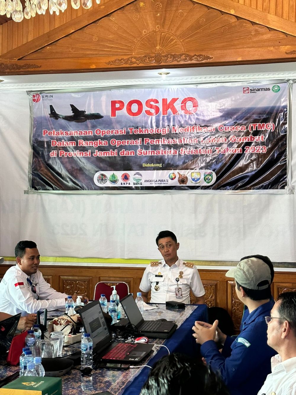 Pj Bupati Bachyuni memimpin rapat