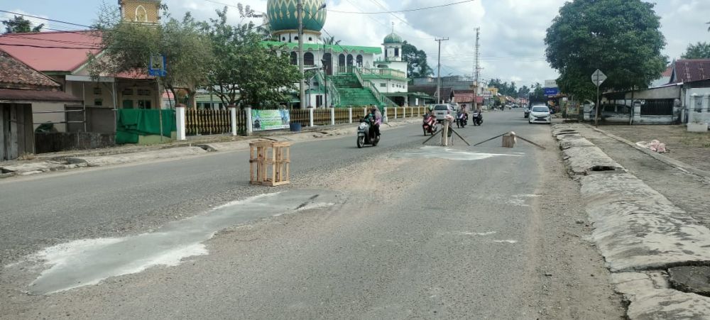 Jalan depan makam Sultan Taha Saefuddin yang berlobang ditambal dengan adukan semen