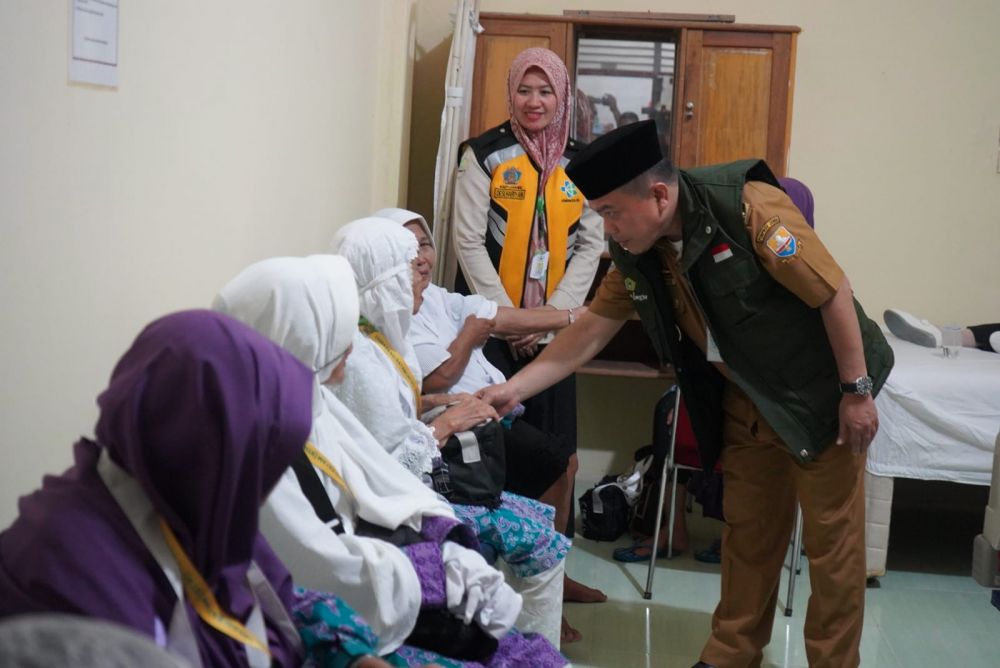 Gubenur Jambi Dr. H. Al Haris, S.Sos, MH, melepas jemaah haji kloter 2 embarkasi Antara Provinsi Jambi tahun 1444 Hijriah di Asrama Haji Jambi, Selasa (06/06/2023).