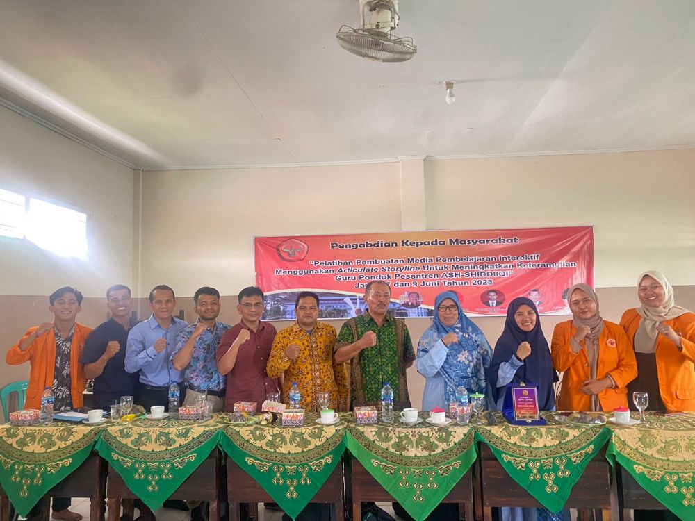 Tim Pengabdian Kepada Masyarakat FKIP UNJA Memberikan pelatihan pembuatan Media Pembelajaran Interaktif 