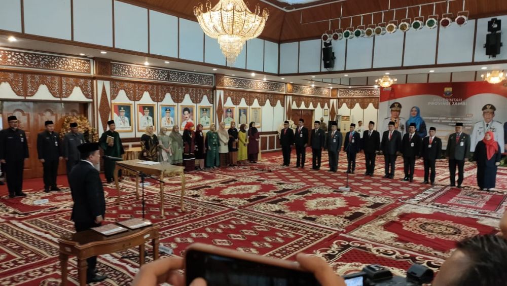 Gubernur Jambi, Al Haris kembali melakukan perombakan pejabat ditataran eselon II lingkungan Pemerintah Provinsi (Pemprov) Jambi.
