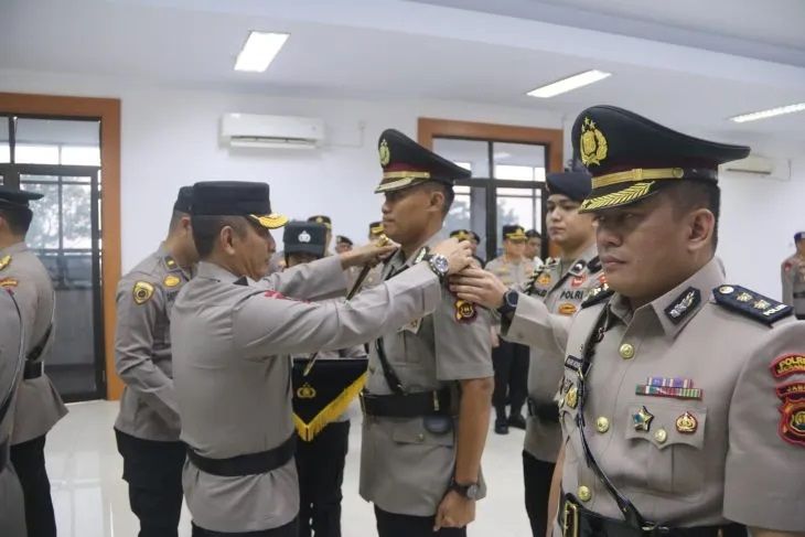 Kapolda Jambi Irjen Pol Rusdi Hartono memimpin serah terima jabatan (sertijab) pejabat utama dan dua Kapolres di Polda Jambi, Jumat (14/07/2023)