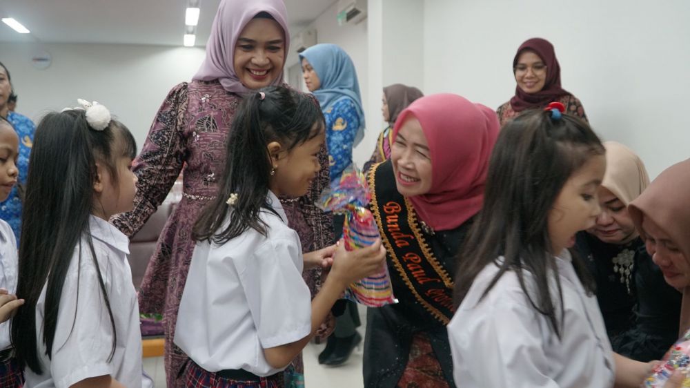 Bunda PAUD Provinsi Jambi, Hj. Hesnidar Haris, SE meninjau pelaksanaan pembelajaran transisi yang menyenangkan dari PAUD ke SD, bertempat di SD Xaverius 1 Kota Jambi, Jum’at (17/11/2023).