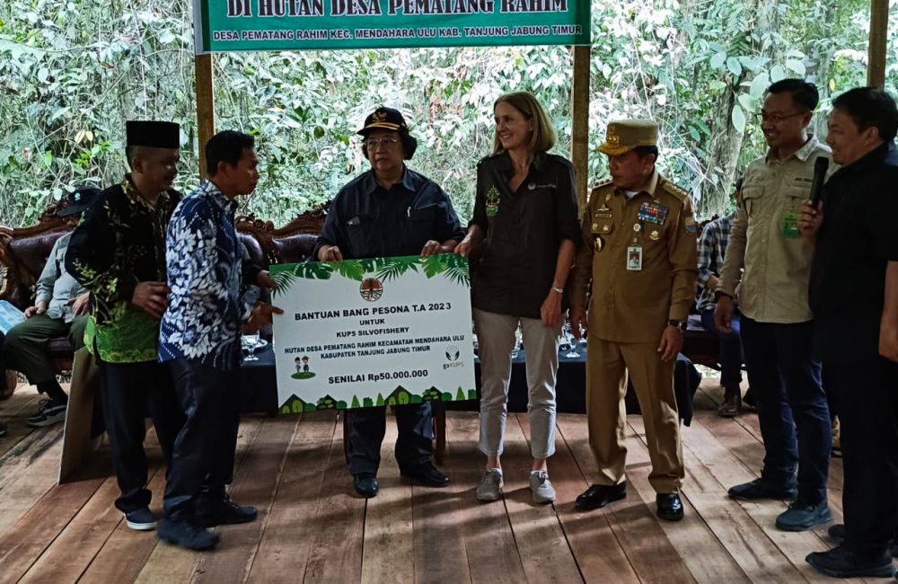 Siti Nurbaya didampingi Dubes Norwegia dan Gubernur Jambi Al Haris menyerahkan bantuan LUPS Pematang Rahim.