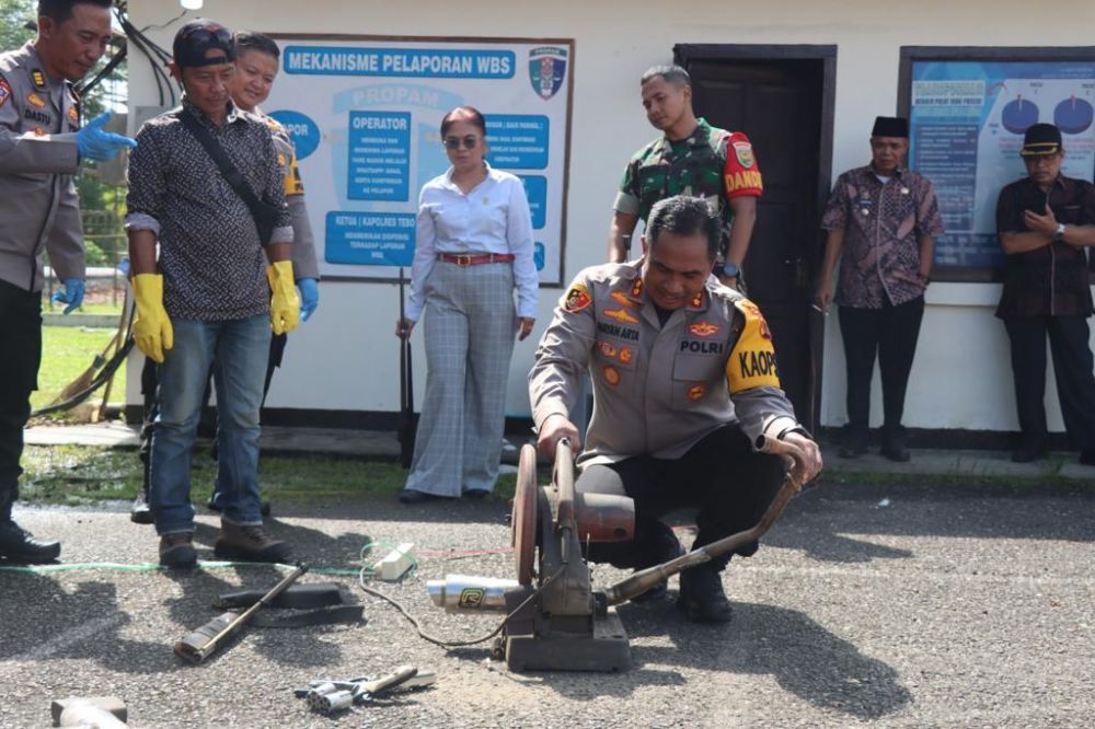 Kapolres Tebo memusnahkan barang bukti kejahatan yang ditangani Polres Tebo
