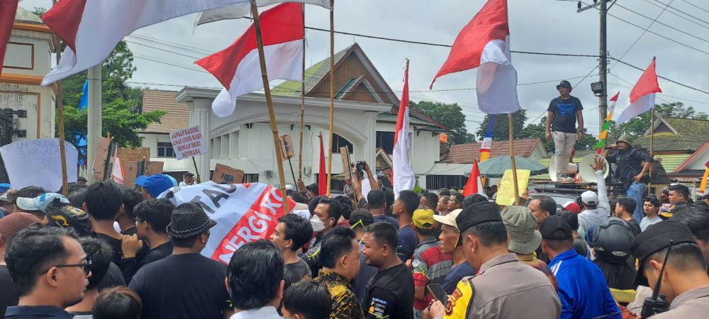 Aksi Demo Ratusan Warga Aur Kenali menolak dibangunnya Skckpile 