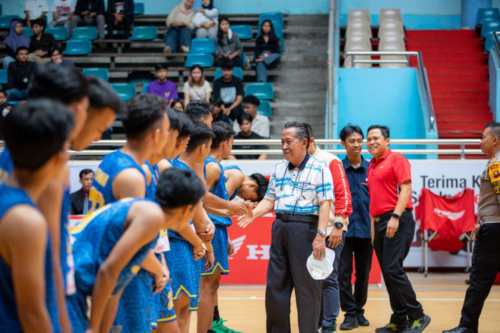Wakil Gubernur Jambi Drs. H. Abdullah Sani, M.Pdi membuka Opening Party Honda DBL Jambi Series 2023-2024, bertempat di GOR Kota Baru Jambi, Sabtu, (06/01/2024).