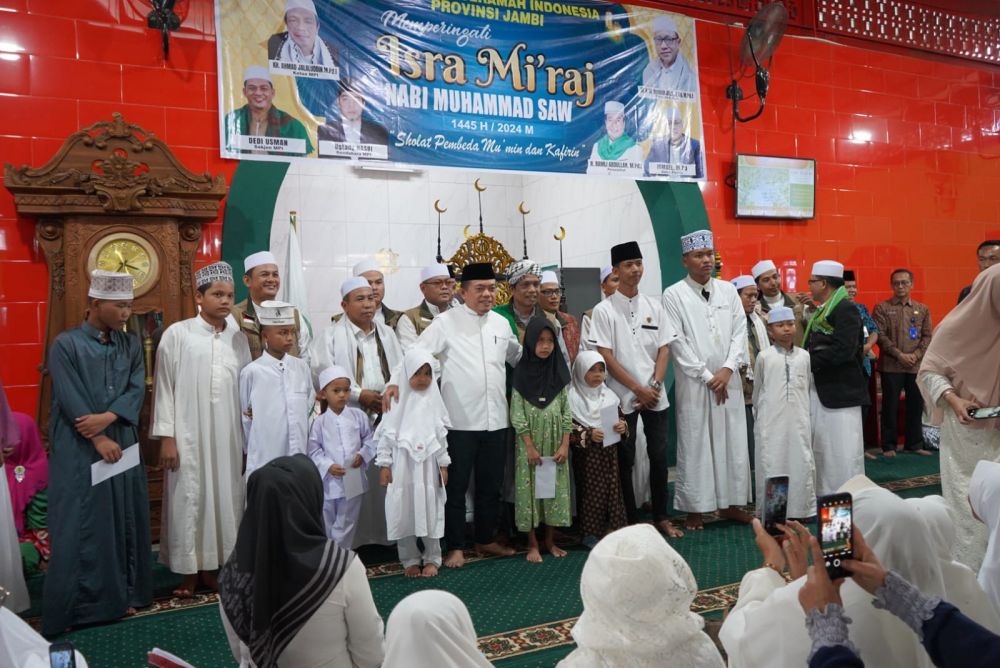 Gubernur Al Haris juga memberikan bantuan berupa sembako dan santunan kepada anak yatim dan kaum dhuafa