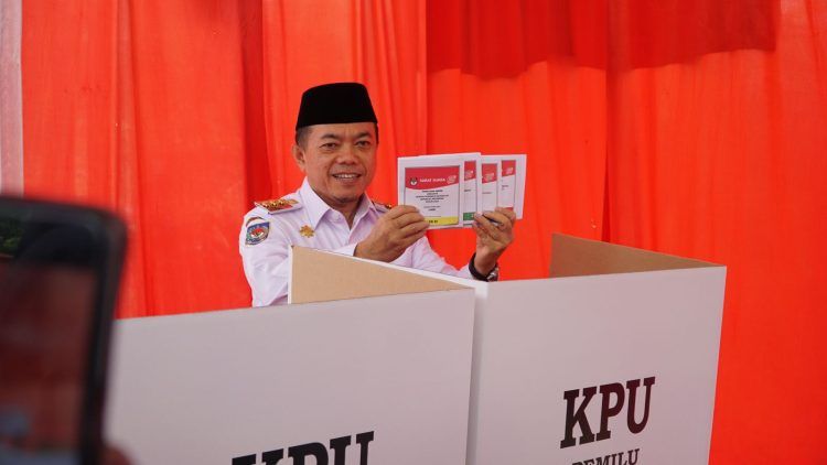 Gubernur Jambi Al Haris saat menggunakan hak pilihnya di Pemilu 2024, Rabu (14/1).