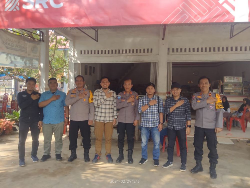 Anggota KPU Kabupaten tebo dan KPU Kabupaten Tebo Berpoto bersama Kapolres dan Sekda Tebo saat melakukan monitoring PSU desa Tabun