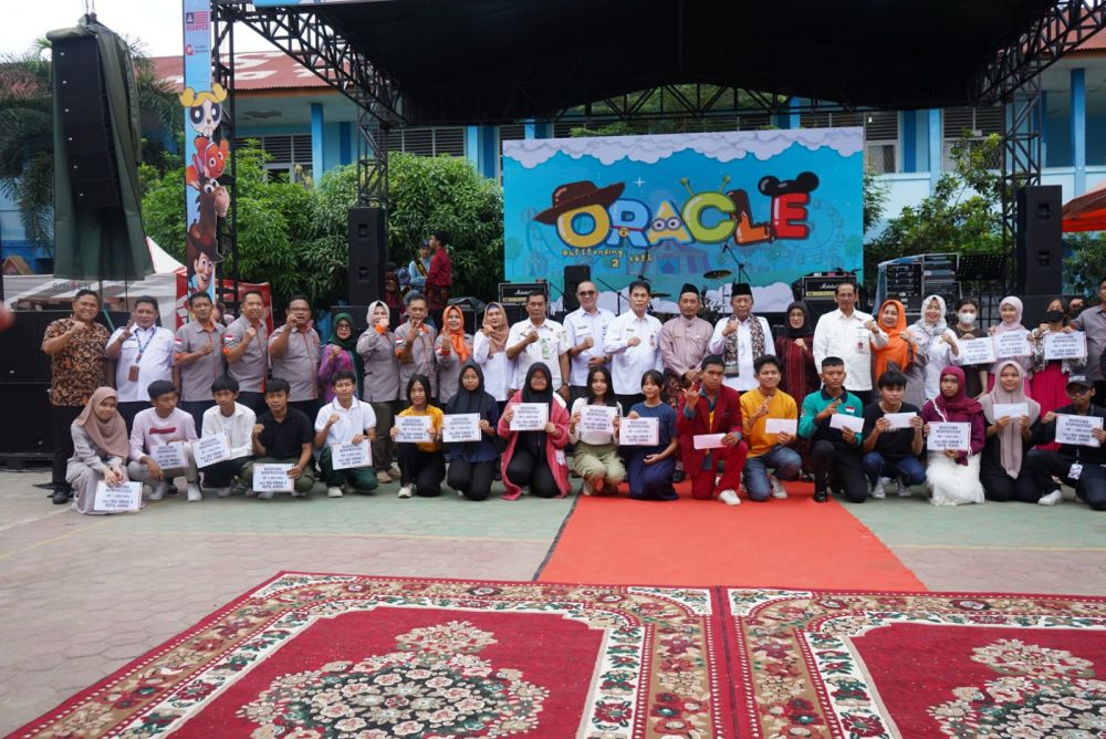 Wakil Gubernur Jambi, Drs. H. Abdullah Sani, M. Pd. I menghadiri 46 tahun berdirinya SMAN 3 Kota Jambi, bertempat di Lapangan Upacara SMA Negeri 3 Kota Jambi, Rabu, (28/02/2024).