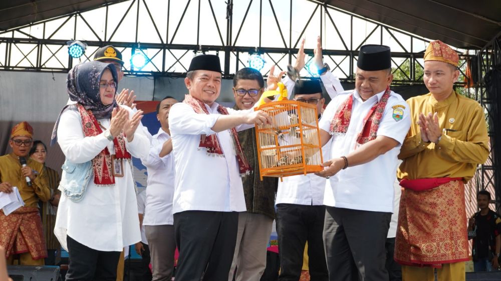 Gubernur saat menghadiri Hari Ulang Tahun (HUT) Ke-33 KANDO (Kampus Negeri Duo) dan ASKA 3.0 (Ajang Seni dan Kreasi) SMA Negeri 2 Muaro Jambi, bertempat di lapangan depan SMA Negeri 2 Muaro Jambi, Kabupaten Muaro Jambi, Rabu, (06/03/2024).