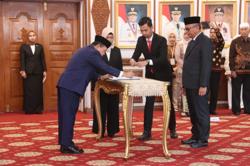 Gubernur Jambi Dr. H. Al Haris, S.Sos., MH melantik H. Hairul Suhairi, S.E., M.M menjadi Direktur Utama PT. Bank Pembangunan Daerah Jambi, bertempat di Auditorium Rumah Dinas Gubernur Jambi, Kamis (07/03/2024).