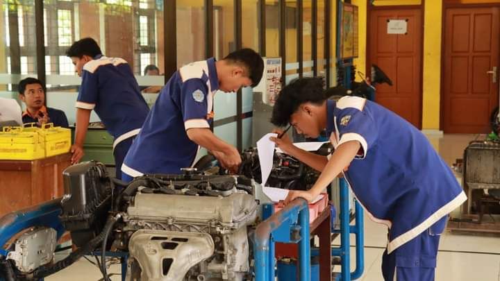 Siswa jurusan TKR SMKN 1 Tebo saat mengikuti UKK