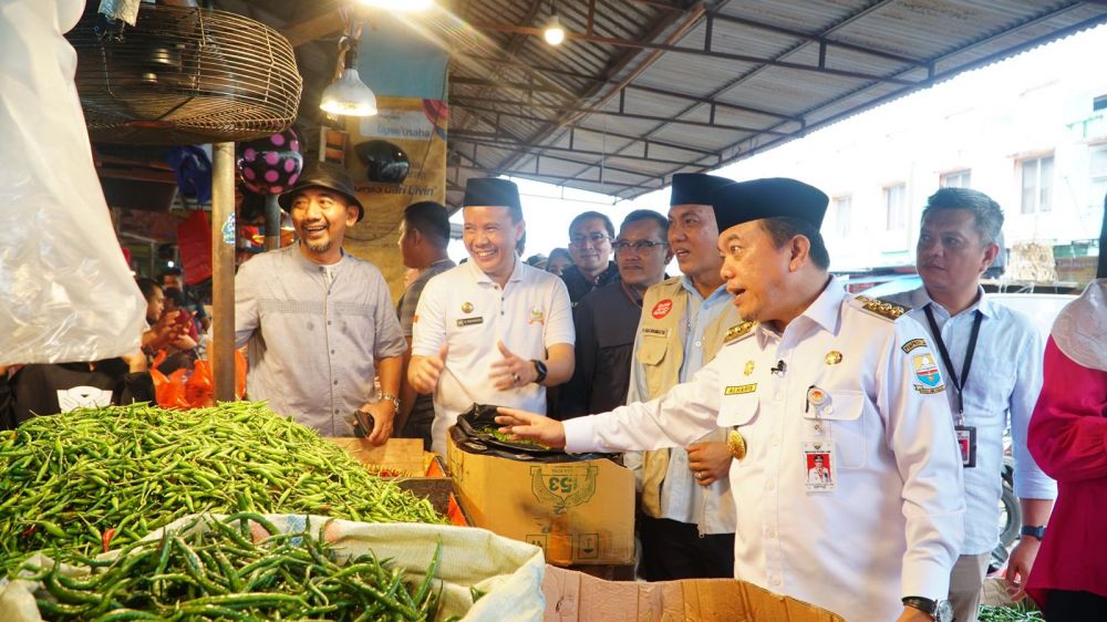 Gubernur Jambi Dr. H. Al Haris, S.Sos, MH memastikan ketersediaan harga kebutuhan bahan pokok (Bapok) di Provinsi Jambi akan tetap stabil dan mencukupi dengan harga terjangkau menjelang Puasa dan Hari Raya Idul Fitri 1445H Tahun 2024. 