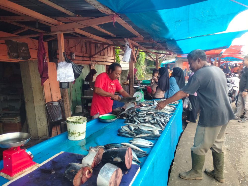 Riko pedagang ikan laut yang stabil harganya