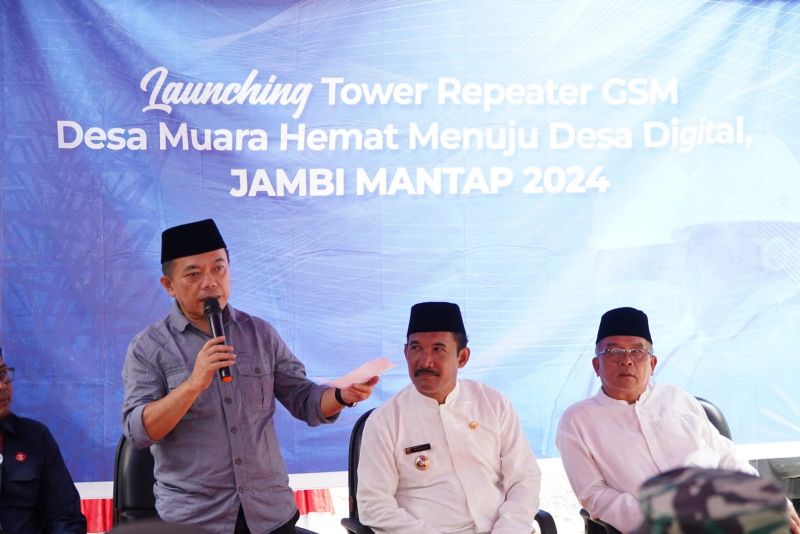 Gubernur Jambi Al Haris saat launching Repeater GSM di Muara Hemat, Kerinci, Jumat (15/3)