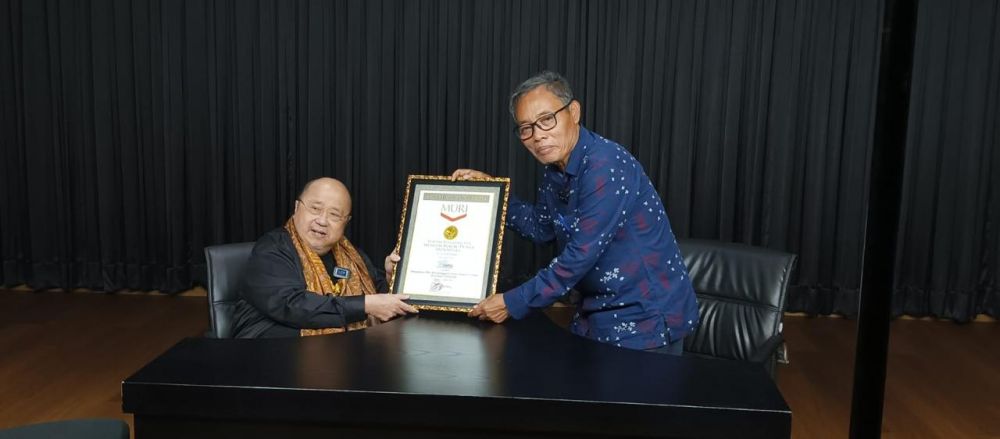Penghargaan Museum Rekor Dunia Indonesia (MURI) kembali diraih organisasi pers Serikat Media Siber Indonesia (SMSI), Kamis sore (21/3/2024) di Auditorium Ki Narto Sabdo, Gedung Jaya Suprana Institute (JSI), Jalan Gading Kirana Timur, Jakarta Utara. 