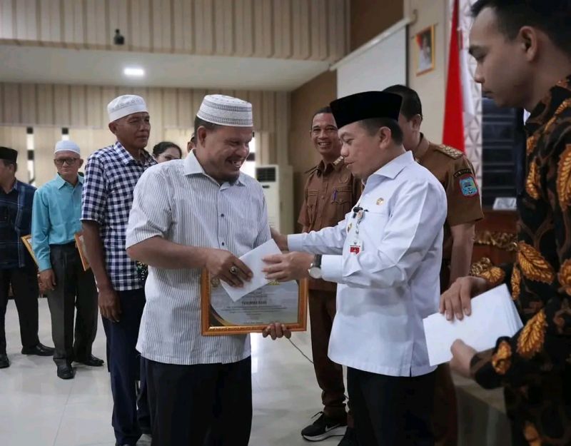 Pemberian tali asih dan penghargaan kepada pensiunan guru oleh Gubernur Jambi.