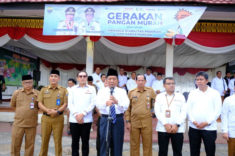 Wakil Gubernur Jambi Abdullah Sani membuka secara resmi Stand Gerakan Pangan Murah Pemprov Jambi dalam rangka menjaga stabilisasi pasokan dan harga pangan.