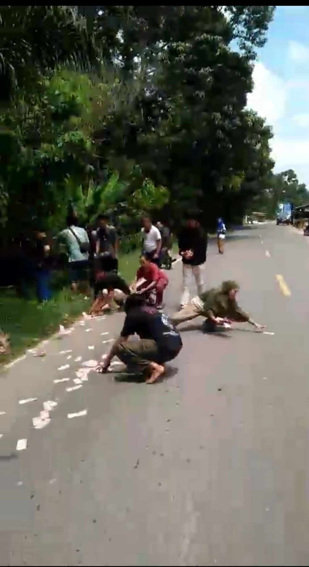 Warga membantu mengumpulkan uang yang hendak di rampok